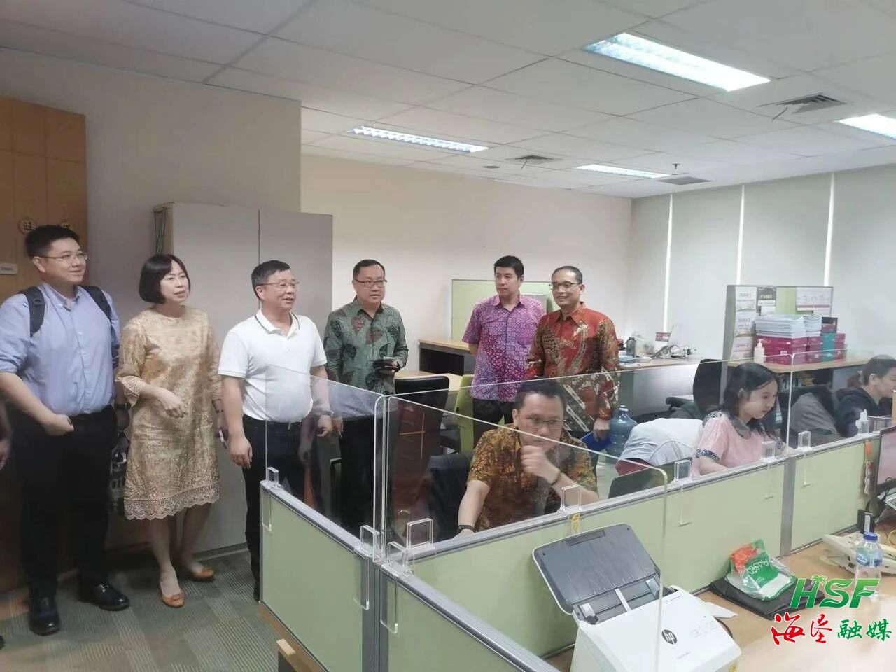 包洪文一行到KM公司調(diào)研。